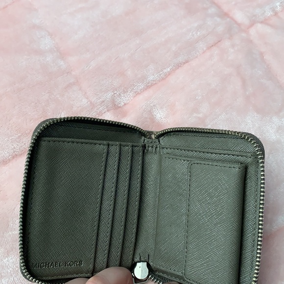 Michael Kors Change Purse - Picture 4 of 4